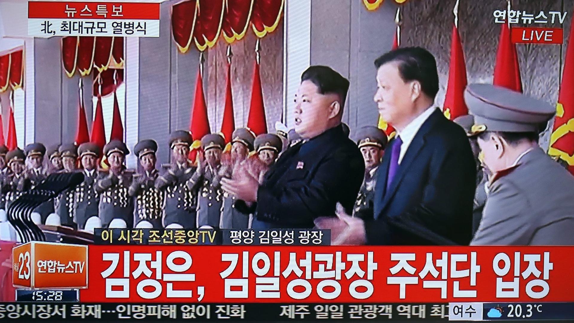 Der nordkoreanische Machthaber Kim Jong Un nimmt die Militärparade ab.