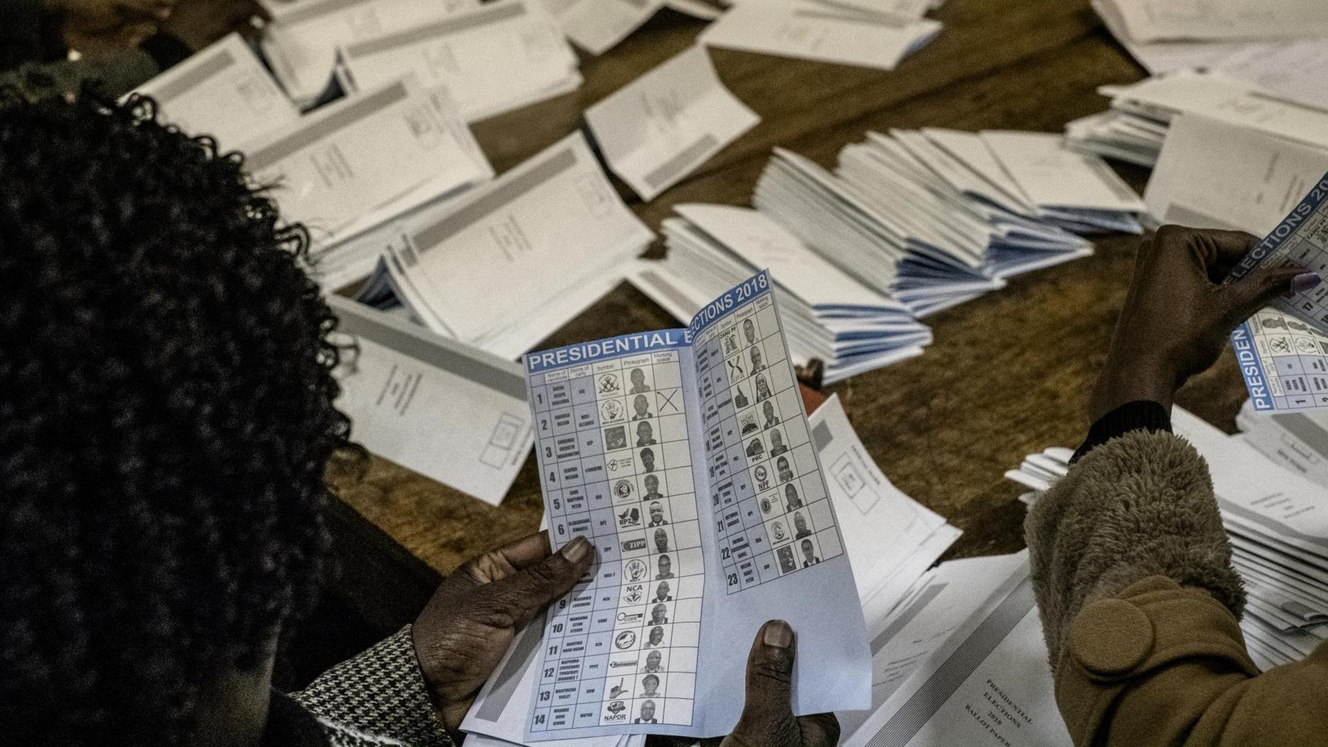 Auszählung der Stimmen bei der Präsidentschaftswahlen in Simbabwe.