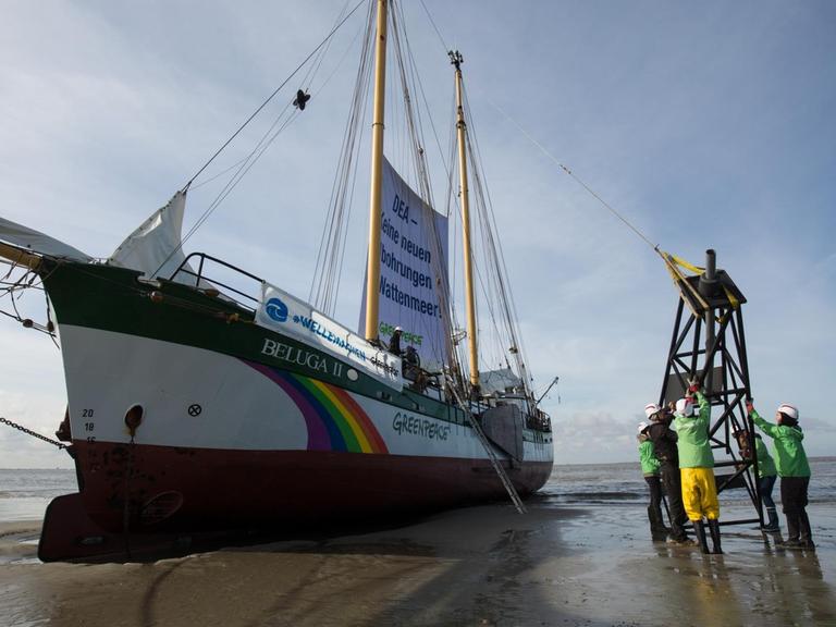 Aktivisten der Umweltorganisation Greenpeace demonstrieren am 31.03.2016 im schleswig-holsteinischen Wattenmeer bei Neuwerk vor Cuxhaven (Niedersachsen) gegen geplante Ölbohrungen des Förderkonzerns Dea Deutsche Erdöl AG.