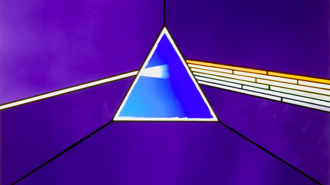 Die "Dark Side of the Moon"-Pyramide in der Ausstellung "Pink Floyd - The Mortal Remains" im Victoria & Albert Museum in London (2017)