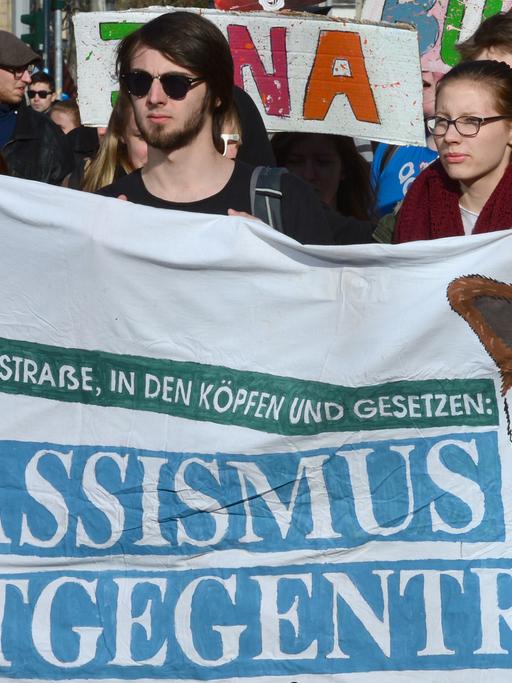 Junge Leute protestieren mit einem Transparent: "Rassismus entgegentreten!" im April 2016 in Jena gegen einen Aufmarsch des islamfeindlichen Pegida-Ableges Thügida.