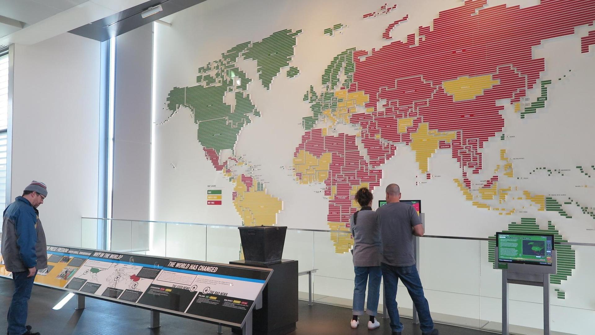 Besucher betrachten im Medienmuseum Newseum in Washington eine Weltkarte zum Stand der Pressefreiheit.