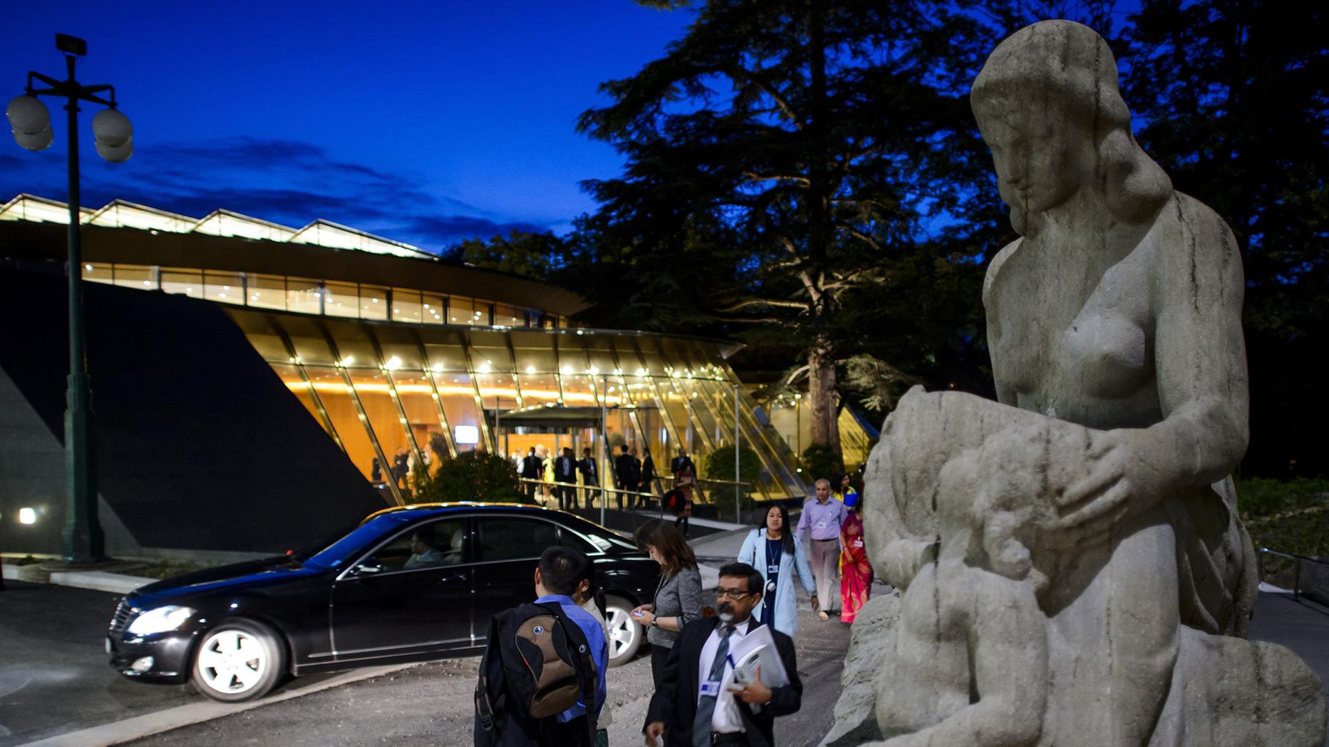 Ländervertreter verlassen ein Treffen im Hauptquartier der Welthandelsorganisation (WTO) in Genf in der Schweiz am Abend des 31.07.2014.