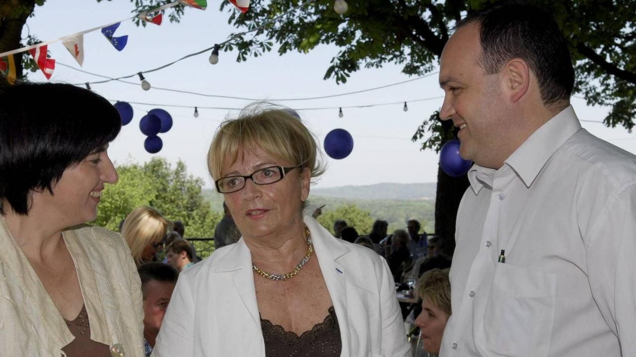 Die Europaabgeordnete Doris Pack (CDU) (mi.) begrüßt am Sonntag (02.07.2006) beim Europafest der EVP-ED und der CDU auf der Terrasse des Gasthaus Woll in Spichern (Frankreich) die slowenische Europaabgeordnete Ljudmila Novak (li.) und den Beobachter im Europaparlament aus Rumänien Prof. Ovidiu Victor Gant (re.) *** MEP Doris Pack CDU mi welcomes Slovenian MEP Ljudmila Novak li and European Parliament observer Prof Ovidiu Victor Gant re on Sunday 02.07.2006 at EPP EDP European Day and CDU on the terrace of Gasthaus Woll in Spichern France  