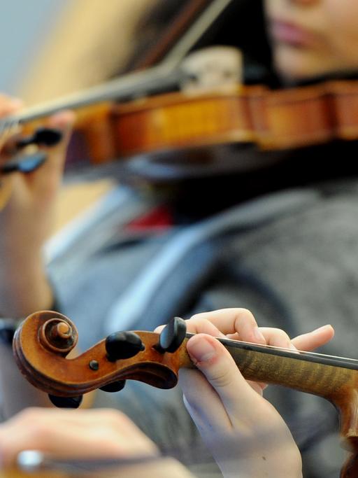 Jugendliche Geige (Symbolfoto)