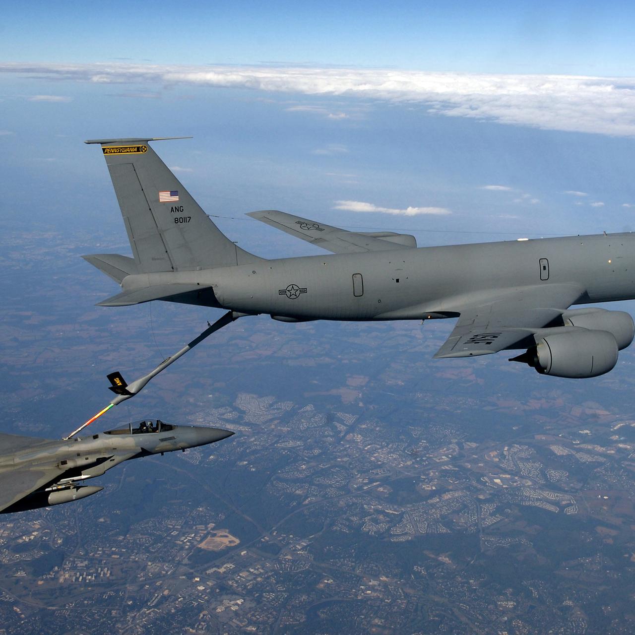 Ein F-15 Kampfflugzeug der USA wird von einem Tankflugzeug über Washington beliefert.