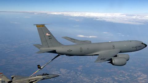 Ein F-15 Kampfflugzeug der USA wird von einem Tankflugzeug beliefert.