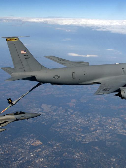 Ein F-15 Kampfflugzeug der USA wird von einem Tankflugzeug über Washington beliefert.
