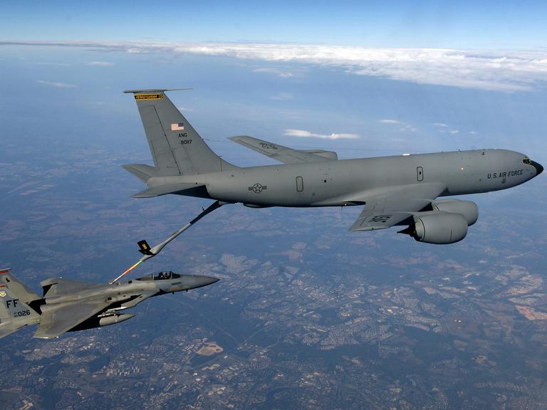 Ein F-15 Kampfflugzeug der USA wird von einem Tankflugzeug über Washington beliefert.