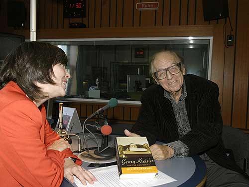 Der Kabarettist Georg Kreisler im Gespräch mit Moderatorin Barbara Wahlster im Studio von Deutschlandradio Kultur.