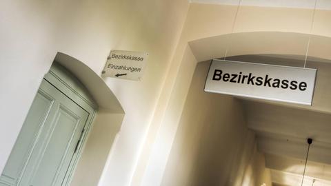 Foto des Eingangsbereichs der Bezirkskasse einer Amtsstube irgendwo in Deutschland.