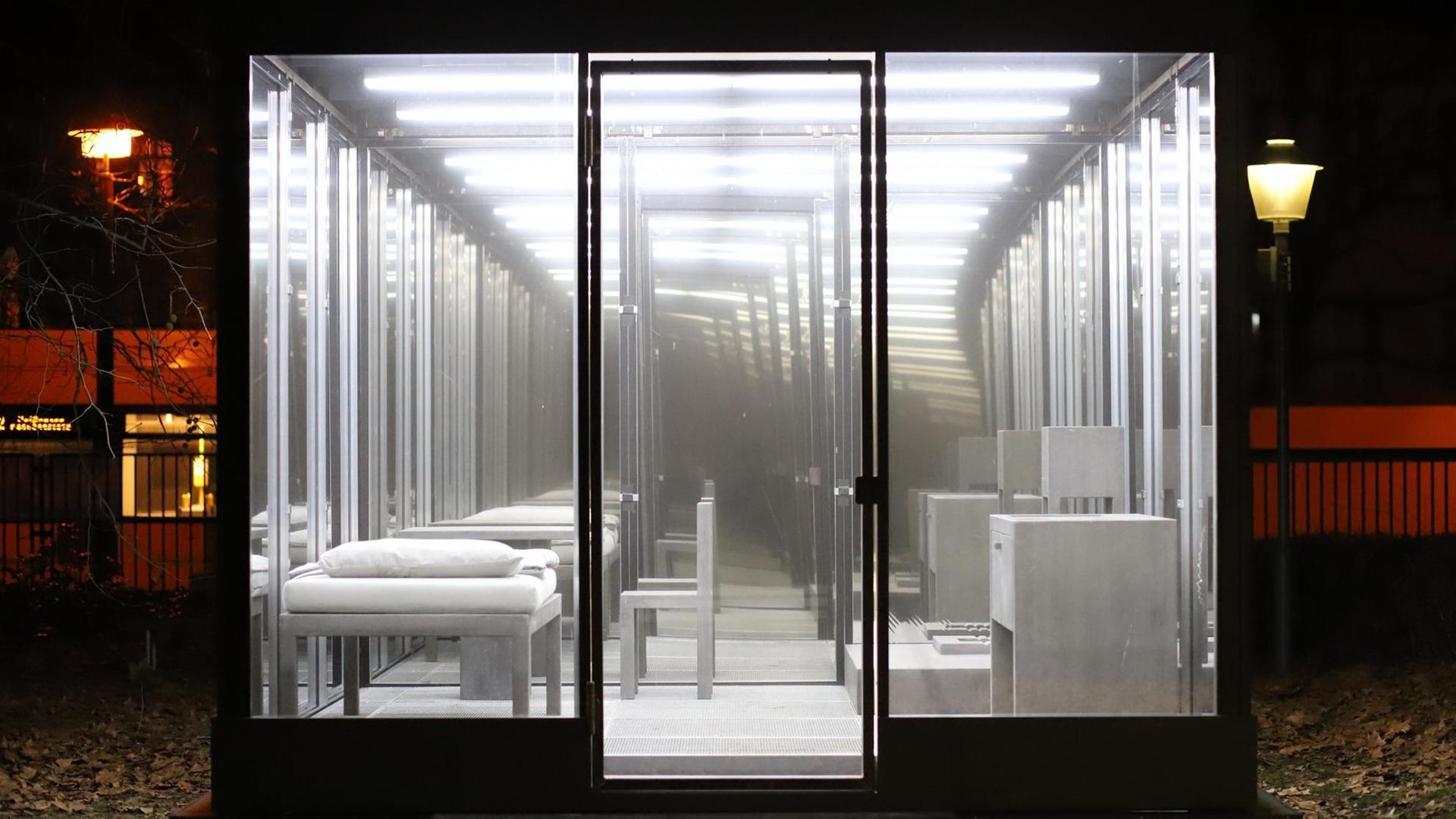 Installation einer transparenten, freistehenden, leeren Zelle auf dem Gelände des Maxim Gorki Theaters.