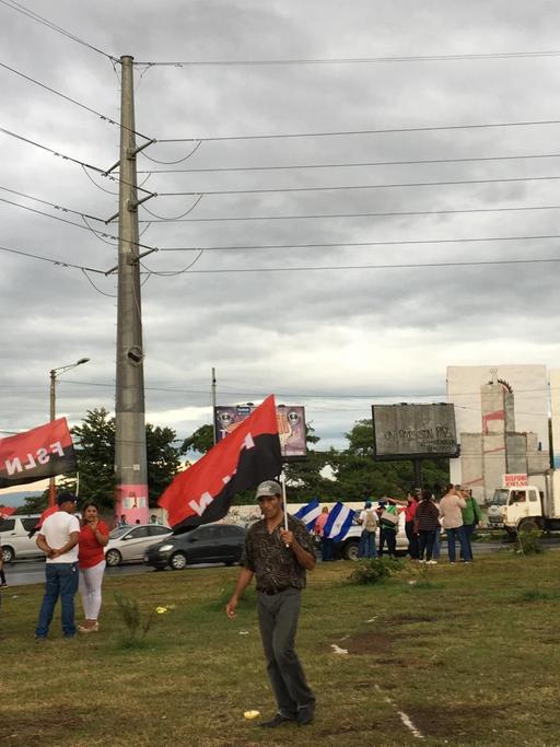 Anhänger von Nicaraguas Präsidenten Daniel Ortega mit der Fahne der Sandinisten in Managua