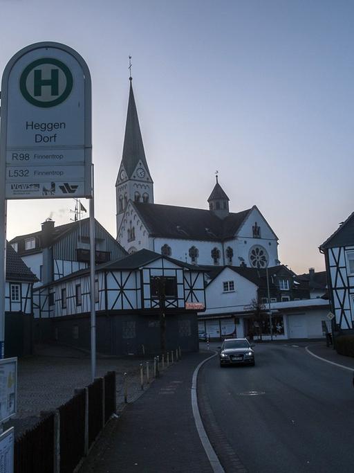 Sauerland pur: Der Ortskern von Heggen, man sieht Fachwerkhäuser und eine Bushaltestelle.
