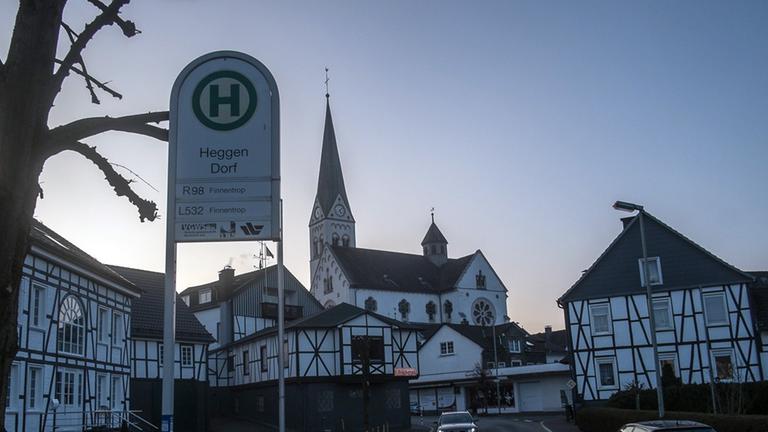 Sauerland pur: Der Ortskern von Heggen, man sieht Fachwerkhäuser und eine Bushaltestelle.