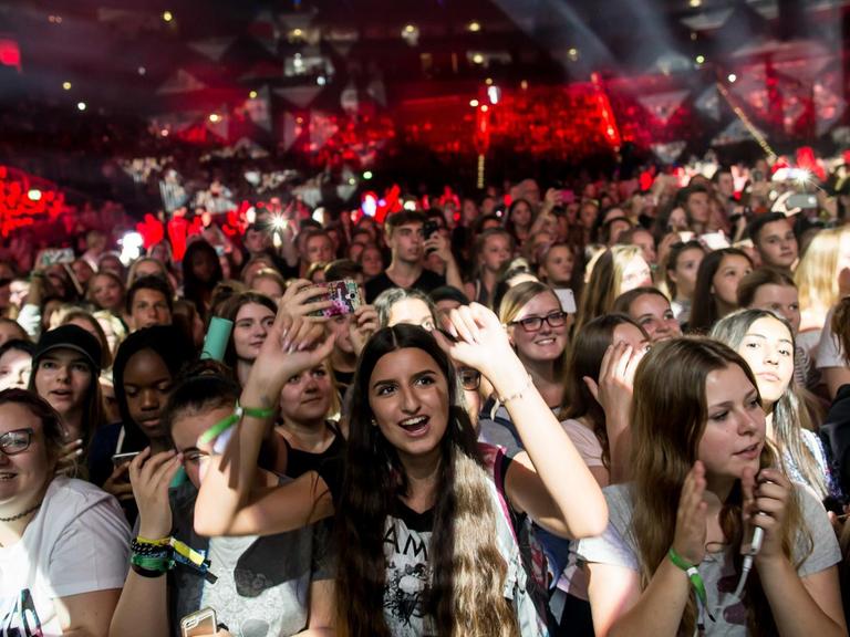 Besucher stehen am 19.08.2016 in Köln beim YouTuber-Treffen "VideoDays" vor der Bühne.