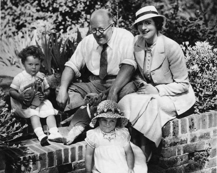 Historisches Foto von Operngründer John Christie und seiner Frau, der Sängerin Audrey Mildmay mit ihren Kindern 