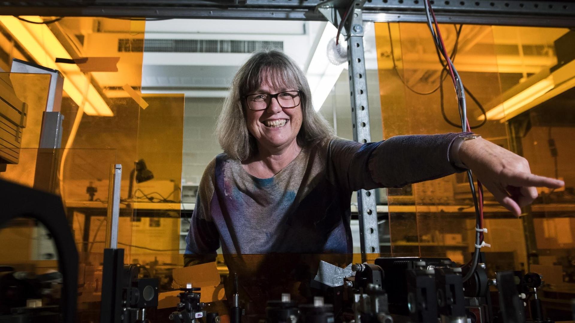 Nobel Prize winner Donna Strickland shows the media her lab after speaking about her prestigious award in Waterloo, Ont., on Tuesday, Oct. 2, 2018. Strickland is among three physicists who were awarded the prize earlier today for groundbreaking inventions in the field of laser physics and also is one of only three women ever to win the Nobel Prize for physics, co-invented a method of generating high-intensity, ultra-short optical pulses which has a variety of applications, including corrective laser eye surgery. (Nathan Denette/The Canadian Press via AP) |