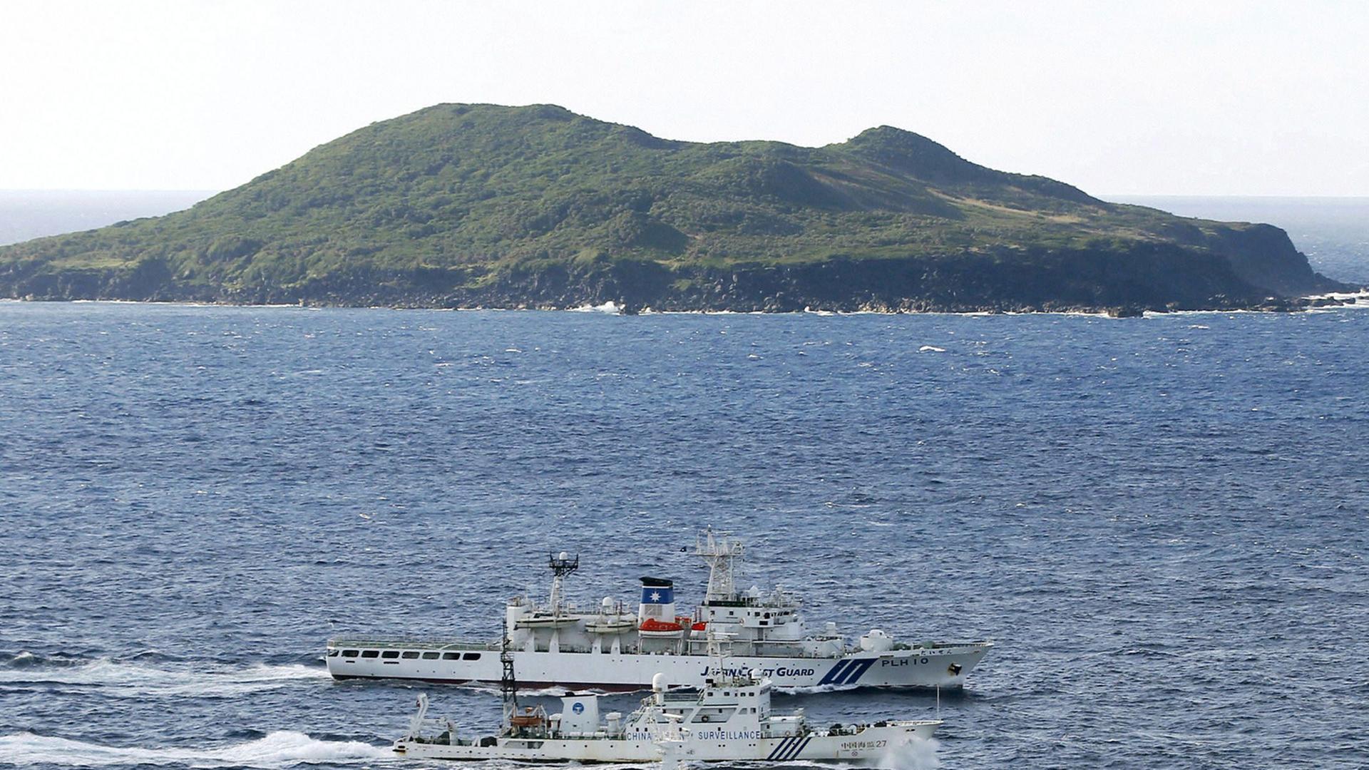 Japanische Patrouillenboote vor den Senkaku-Inseln