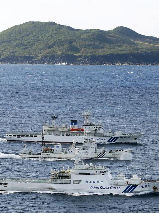 Japanische Patrouillenboote vor den Senkaku-Inseln