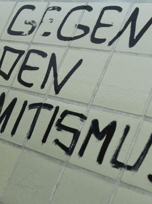 Der Spruch "Gegen jeden Antisemitismus!" prangt an einer Toilettenwand der Philipps-Universität in Marburg.