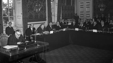 Der damalige britische Außenminister Ernest Bevin bei der Unterzeichung des "Statuts des Europarats" im Londoner St. James Palace
