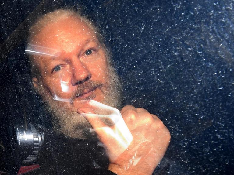WikiLeaks-Gründer Julian Assange - fotografiert durch Autofensterscheibe 