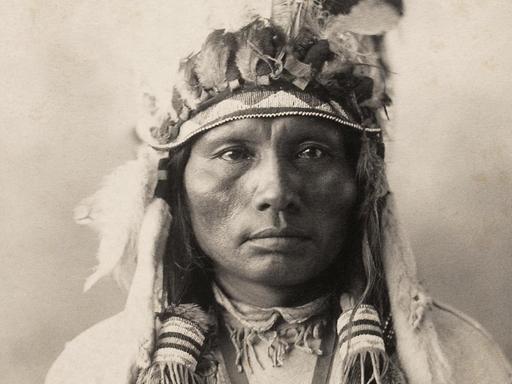 Das Foto aus dem Jahr 1898 zeigt den Cheyenne-Häuptling "Three Fingers".