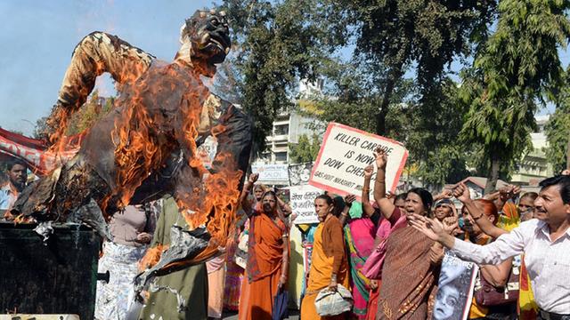 Opfer des Chemie-Unglücks vom 3. Dezember 1984 im indischen Bhopal protestieren am 2. Dezember 2014 und äußern ihren Unmut auch durch das Verbrennen einer Puppe.