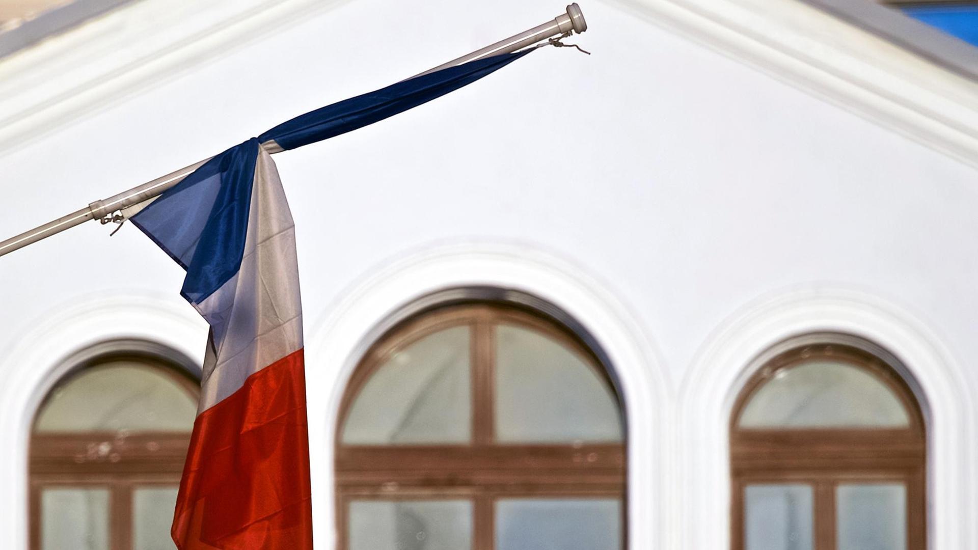 Die französische Nationalflagge auf halbmast.