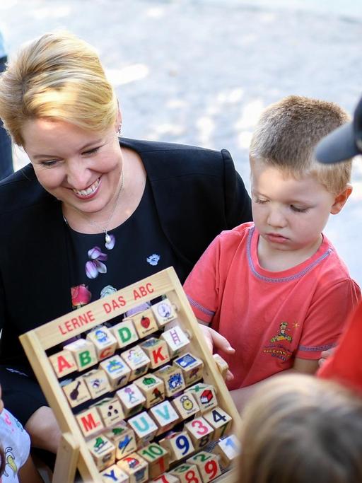 Bundesfamilienministerin Franziska Giffey umringt von Kindern, bei einem Besuch der Berliner Kita bei einem Besuch der Kita "mittendrin".