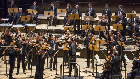 Der Dirigent Teodor Currentzis steht vor dem Orchester musicAeterna aus Perm bei der Eröffnung des Musikfests Bremen 2018
