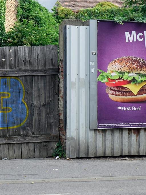 Reklame von McDonalds an einer trostlosen Straße