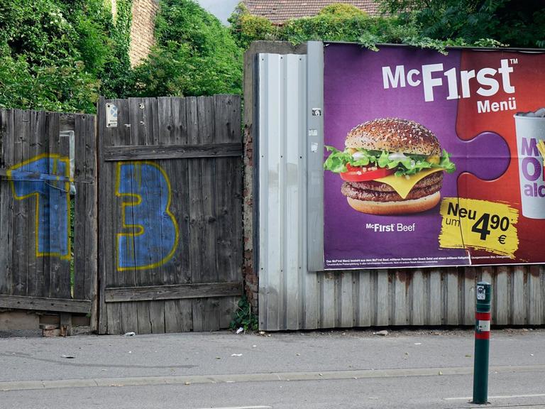Reklame von McDonalds an einer trostlosen Straße