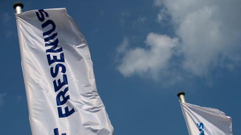 Das Logo des Konzerns Fresenius ist auf Fahnen vor dem Hauptsitz in Bad Homburg zu sehen.