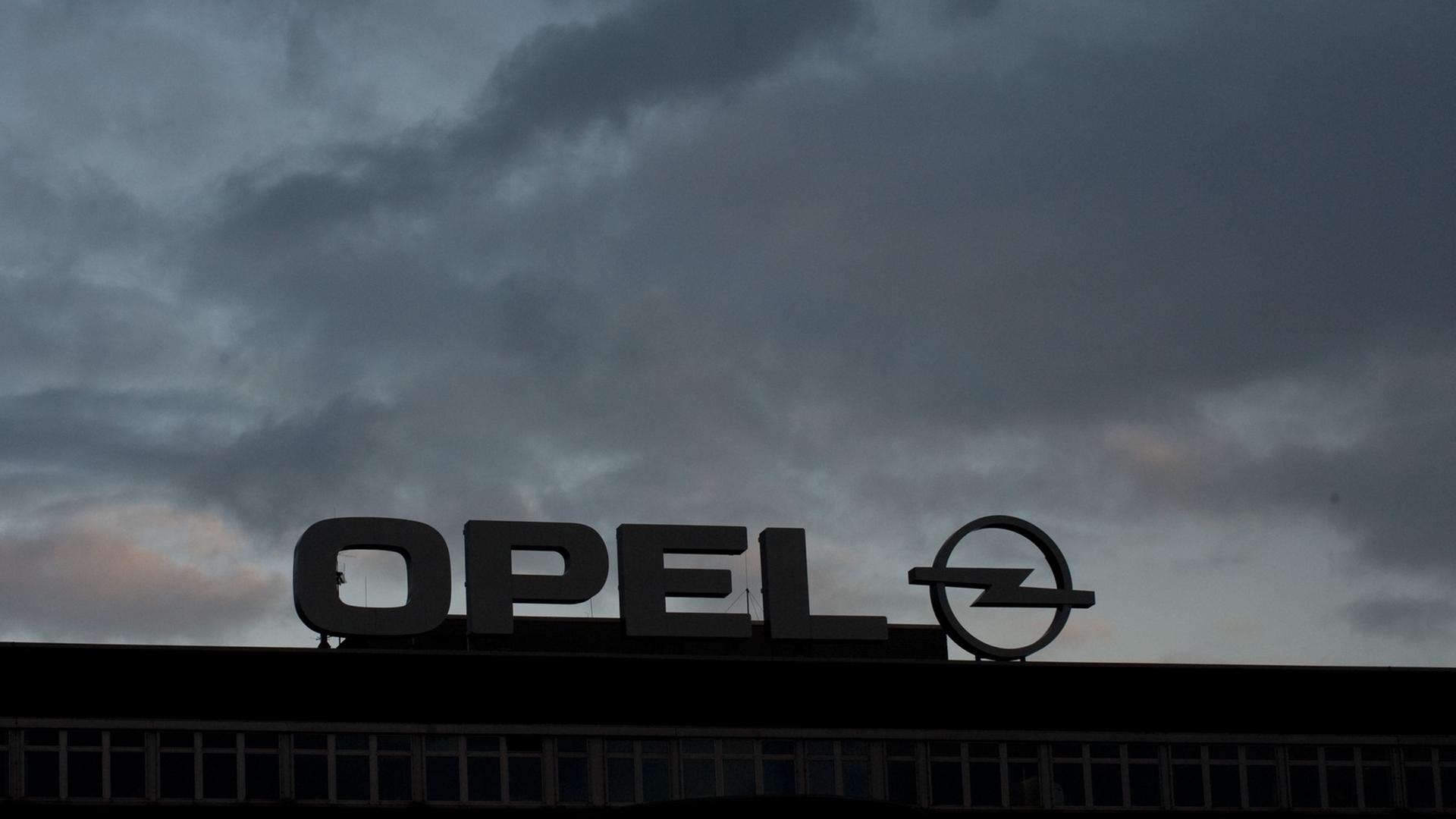 Düstere Wolken über dem ehemaligen Opelwerk in Bochum.