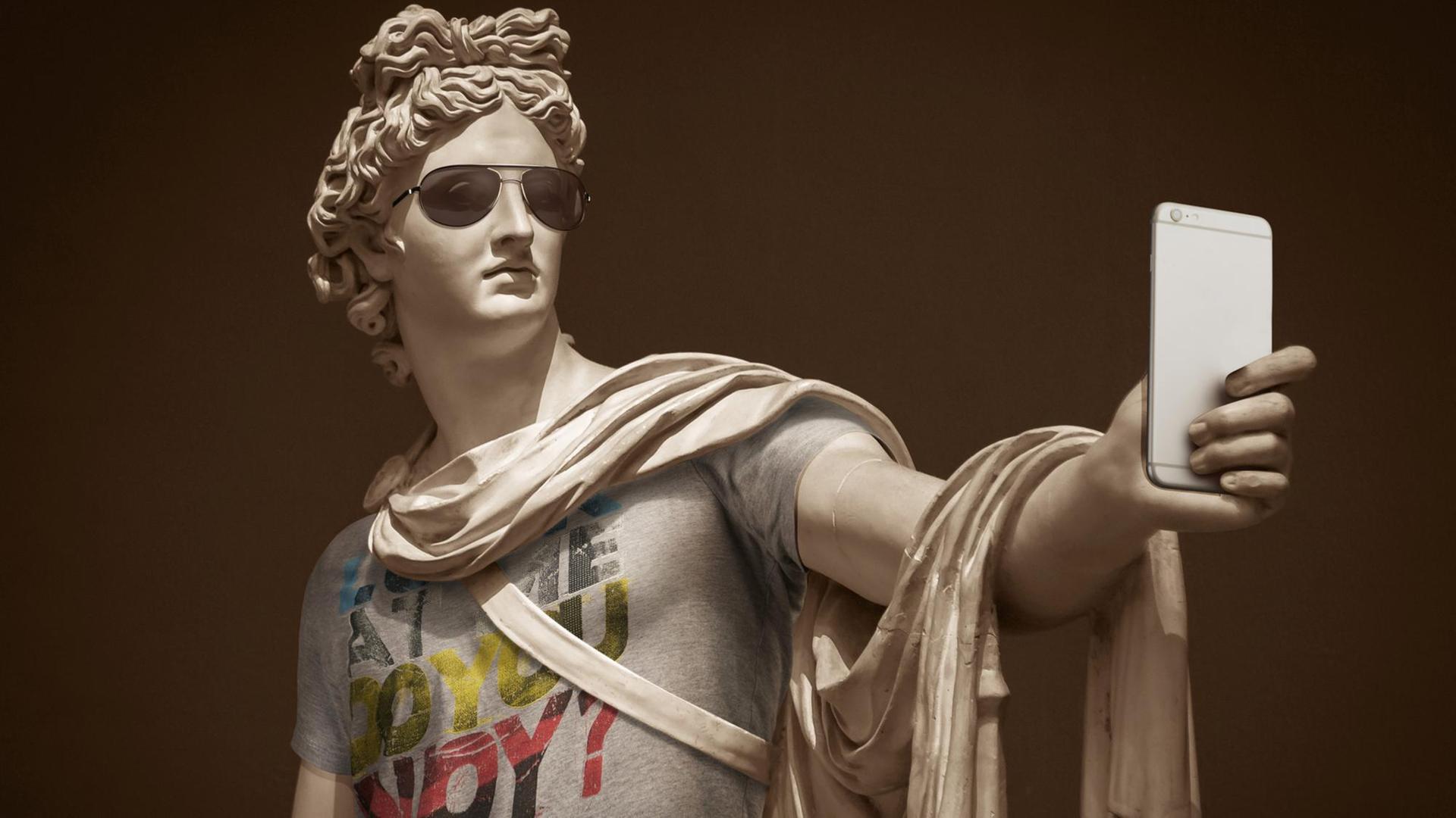 Eine Marmorstatue mit Sonnenbrille und Handy, Bild von Léo Caillard: Hipster in Stone XII, 2017