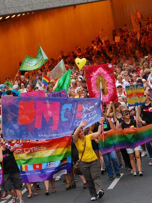Lesbische Frauen beim Dyke Marsch in Köln