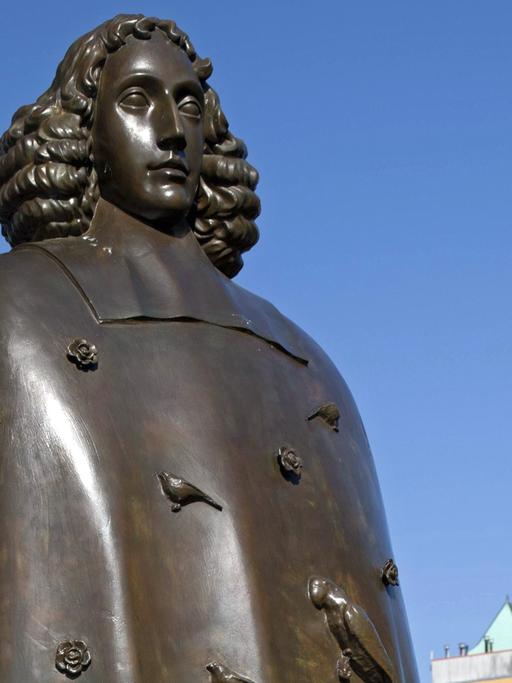 Denkmal für den Philosophen Baruch de Spinoza (1632 – 1677) in der Altstadt von Amsterdam