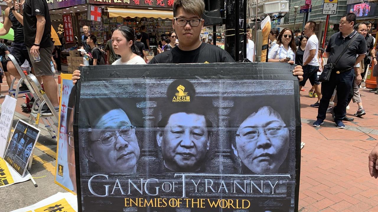 Ein Demonstrant am 16.06.2019 in Hongkong mit einem Plakat gegen die Tyrannei von Peking.