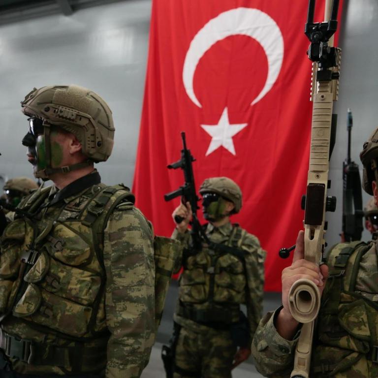 IZMIR, TURKEY - MARCH 4 : Tanks and soldiers are being deployed to TCG Bayraktar navy vessel within 'Blue Homeland 2019' naval drill in Izmir, Turkey on March 4, 2019. Evren Atalay / Anadolu Agency | Keine Weitergabe an Wiederverkäufer.