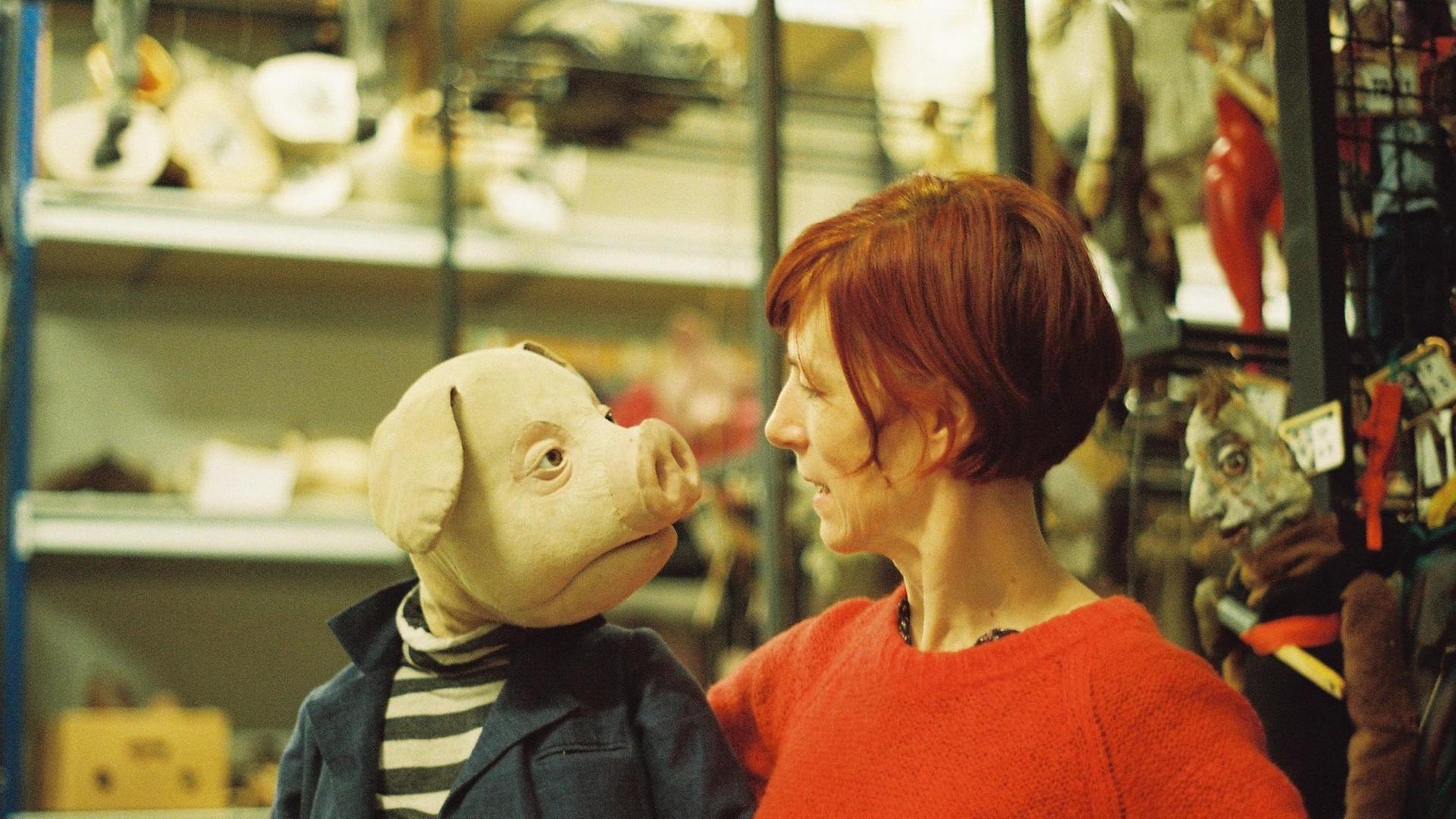 Ein Mitglied des Schweine-Ensembles mit Puppenbauerin Melanie Sowa.