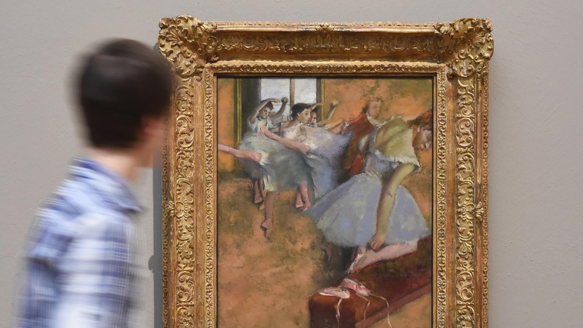 Ein Besucher der Staatlichen Kunsthalle Karlsruhe (Baden-Württemberg) betrachtet am 06.11.2014 das Werk "Die Ballettklasse" aus den Jahren 1880 _ 1900 von Edgar Degas.