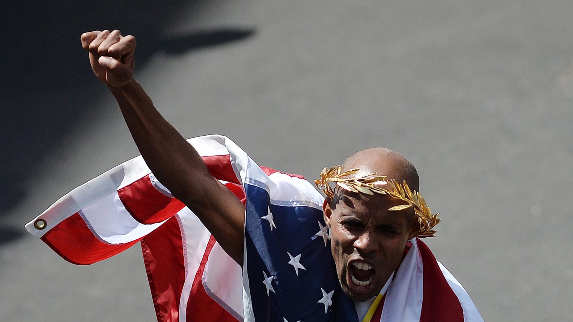 Mebrahtom Keflezighi bejubelt seinen Sieg beim 118. Boston-Marathon.