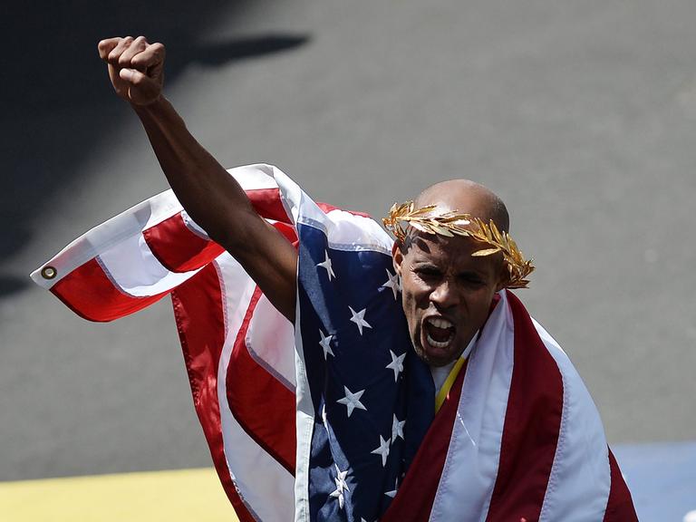 Mebrahtom Keflezighi bejubelt seinen Sieg beim 118. Boston-Marathon.