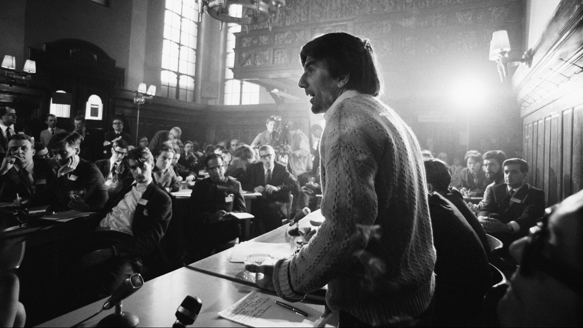 Robert Lebeck: Rudi Dutschke, Wortführer der deutschen Studentenbewegung, bei einer Rede in der Prager Karls-Universität, 3. April 1968