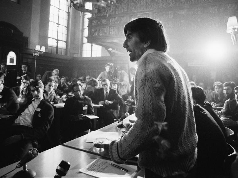 Robert Lebeck: Rudi Dutschke, Wortführer der deutschen Studentenbewegung, bei einer Rede in der Prager Karls-Universität, 3. April 1968