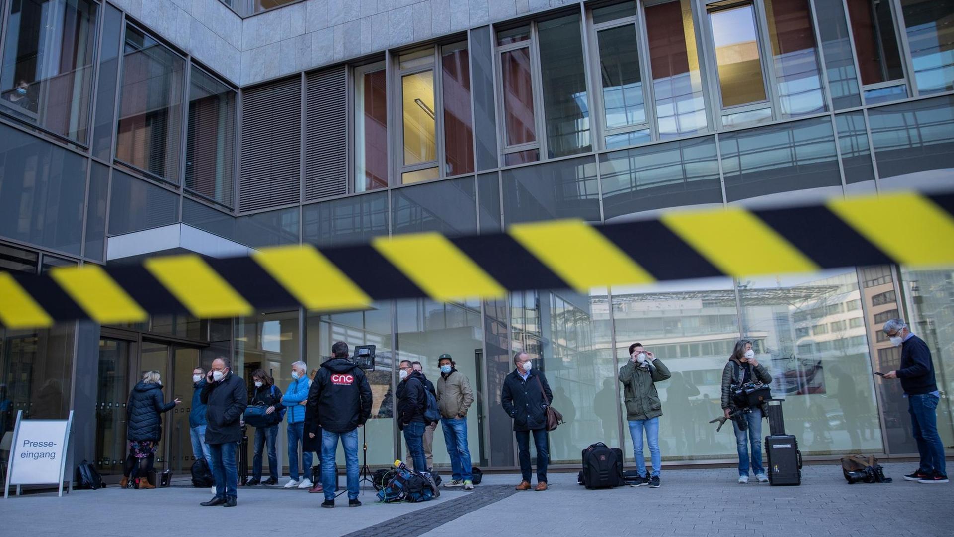 Medienvertreter warten vor dem Land- und Amtsgericht Düsseldorf