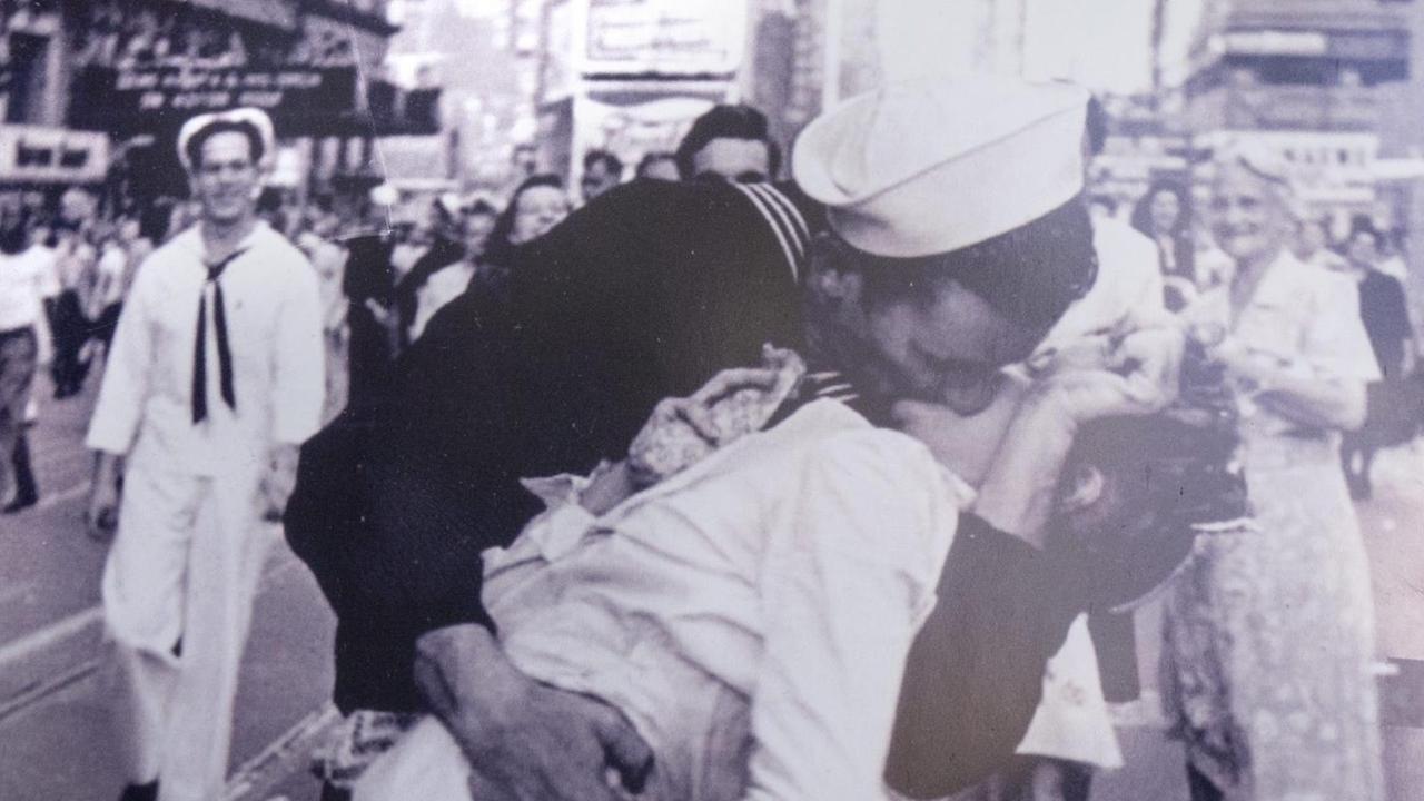 Die Foto-Aufnahme "V-J Day in Times Square" von Alfred Eisenstaedt, auch genannt "The Kiss", erschienen in der Zeitschrift "Life".