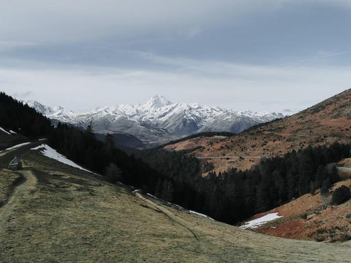 Eine Panorama-Aufnahme der Pyrenäen in Frankreich.